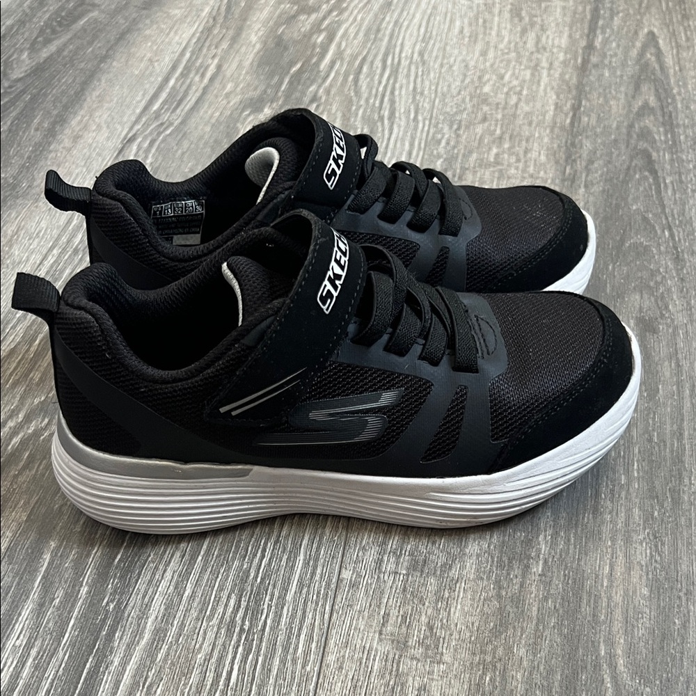 Skechers kids Black and White Sneakers